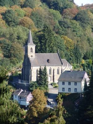Die Pfarrkirche wurde 1235 erstmals urkundlich als Pfarrkapelle erwähnt. Im 14. Jh.  wurde ein gotischer Chor an das Langhaus angebaut. 1860 werden Langhaus und der kräftige Westturm niedergelegt und 1862 hat man eine neue neugotische Kirche an den Chor aus dem 14. Jh. angebaut. Die Kirche ist auch im Inneren sehenswert; ein Besuch lohnt sich.